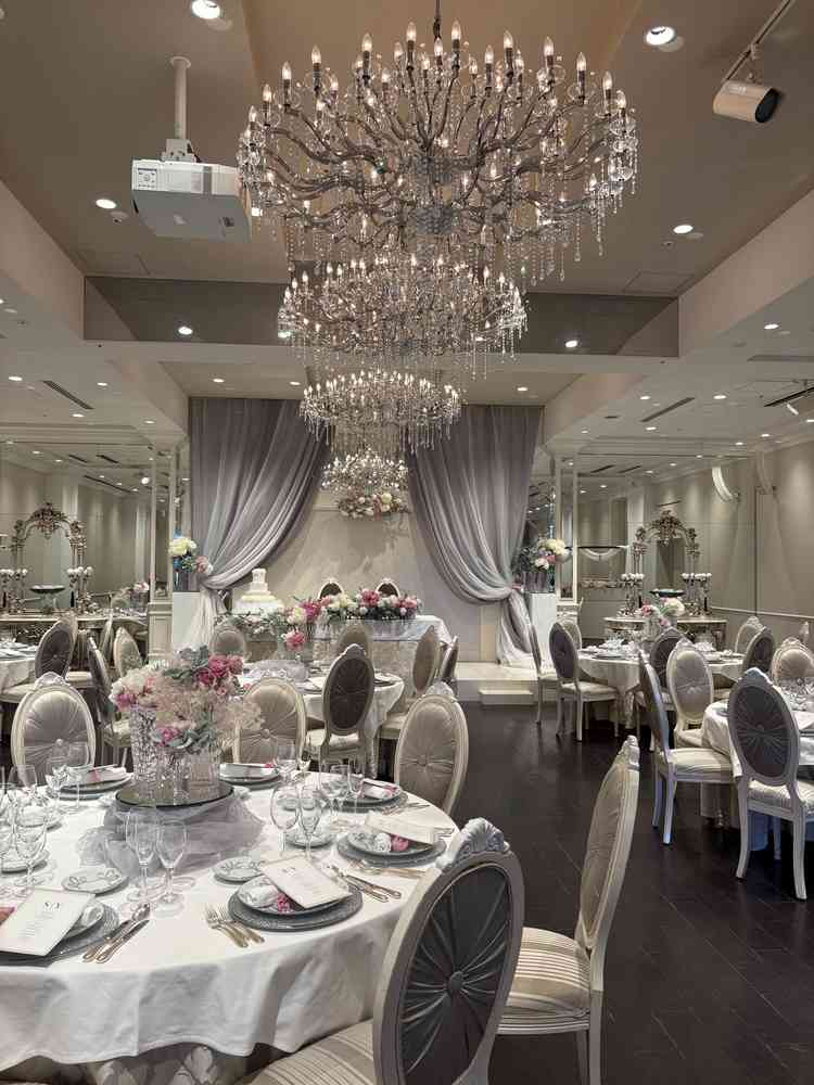 披露宴会場(パリ邸)。王道の会場でした。