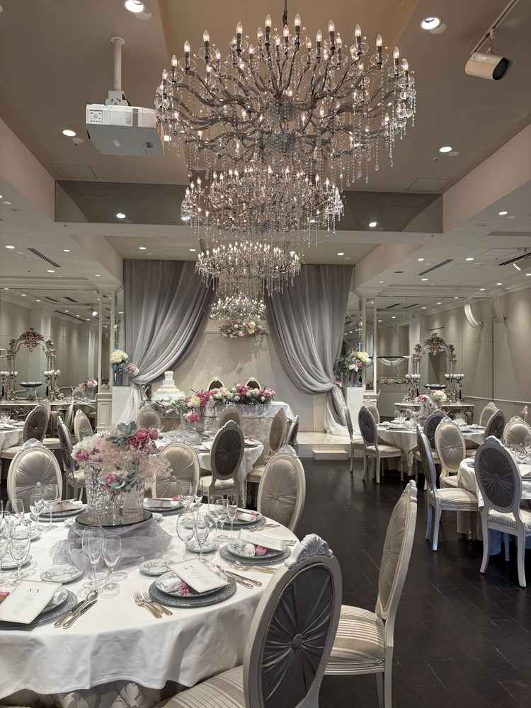 披露宴会場(パリ邸)。王道の会場でした。