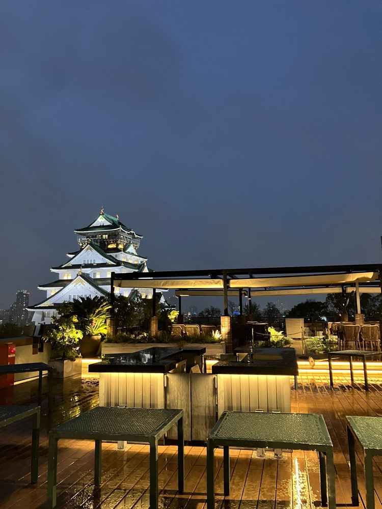 天守閣が見える屋上、天気が良ければゲストのみんなにココで喜んで貰いたい。