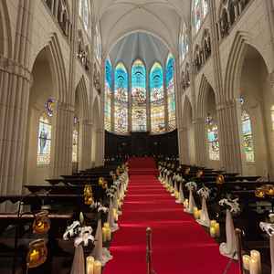 チャペルの写真。天井が最大20メートルでバージンロードも通常の1.5倍の幅がありとても広い。