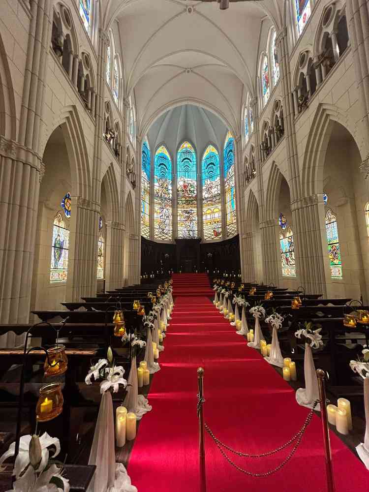 チャペルの写真。天井が最大20メートルでバージンロードも通常の1.5倍の幅がありとても広い。