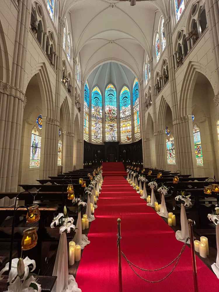 チャペルの写真。天井が最大20メートルでバージンロードも通常の1.5倍の幅がありとても広い。