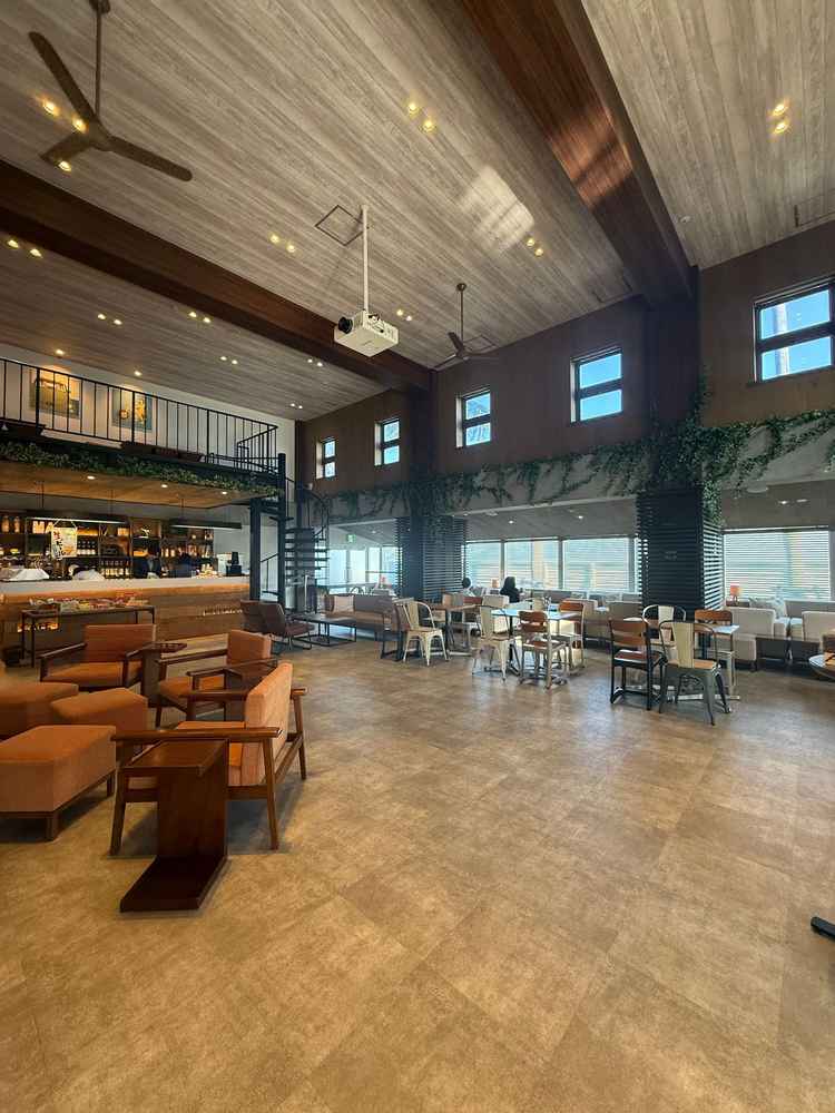 ゲスト様の待合場所がカフェのようになっており、広々で自由な演出もできそうな場所でした。