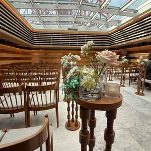 東京タワーが目の前の式場。東京タワーがメインのため、中の主張少なめ。