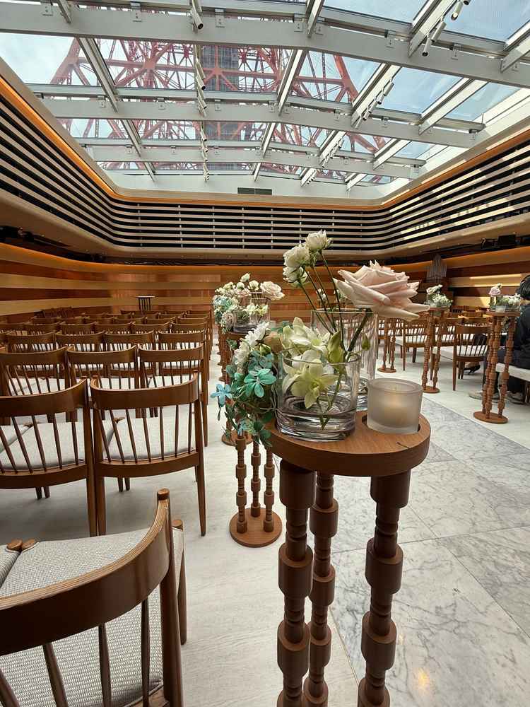 東京タワーが目の前の式場。東京タワーがメインのため、中の主張少なめ。