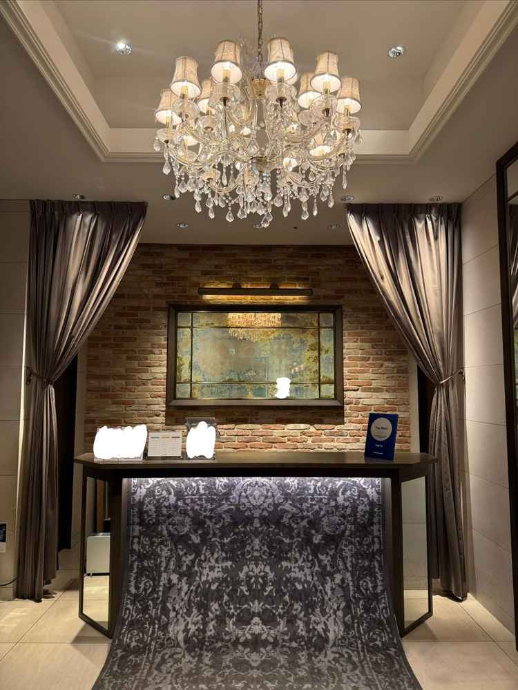 結婚式場の受付。ここでクロークと受付をするみたいです。