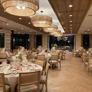 ナチュラル基調の披露宴会場の夜の様子。左手にオープンキッチンがあります。