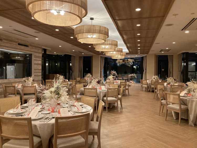 ナチュラル基調の披露宴会場の夜の様子。左手にオープンキッチンがあります。