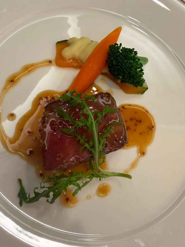 メインの肉料理と付け合わせの野菜です。とても美味しいです。