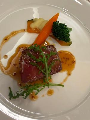 メインの肉料理と付け合わせの野菜です。とても美味しいです。
