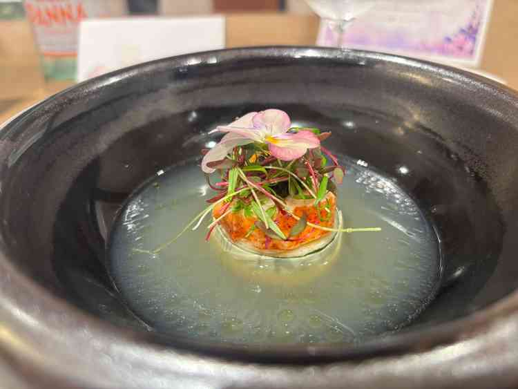 試食料理。オマール海老のあさりのスープ仕立て。おだしの味がしっかり染み込んでおりました。