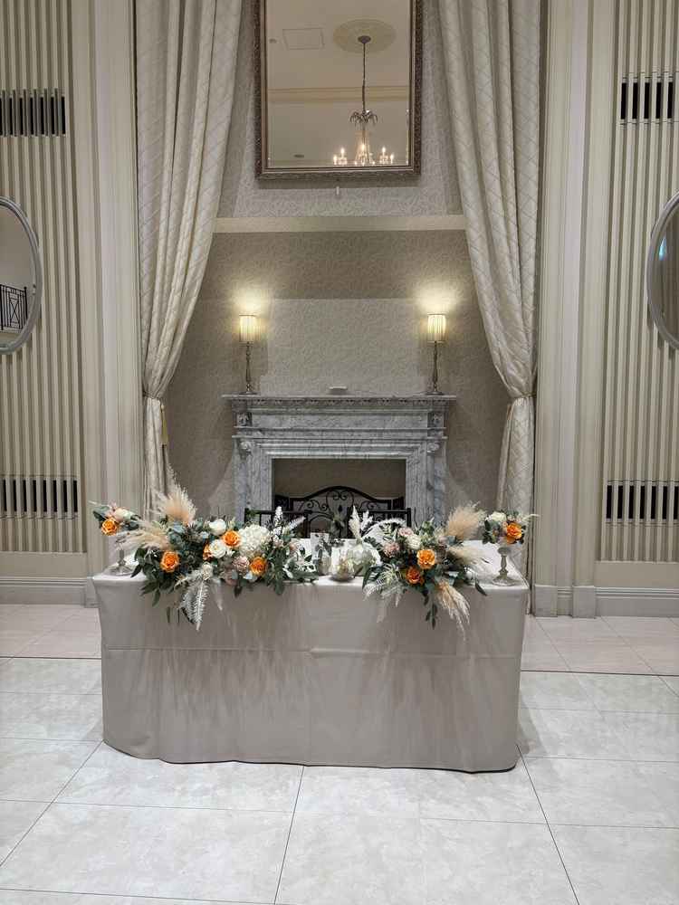 新郎新婦が座るメインテーブル。飾り付けなどは自分たち好みに変えられるそうです。