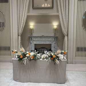 新郎新婦が座るメインテーブル。飾り付けなどは自分たち好みに変えられるそうです。