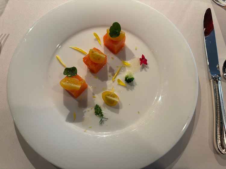 見た目も華やかで上品な味わいの前菜