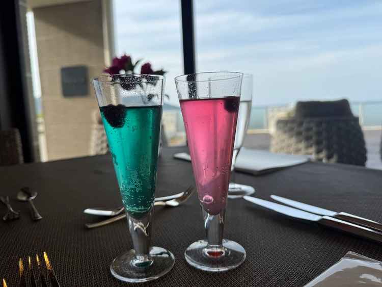 ノンアルコールシャンパンを提供して頂きました。それぞれ色が変わるサプライズが印象的でした。