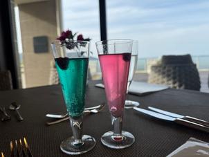ノンアルコールシャンパンを提供して頂きました。それぞれ色が変わるサプライズが印象的でした。