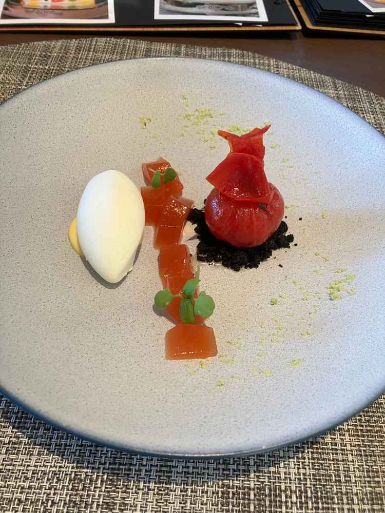 デザートの試食。トマトが斬新で美味しかった。