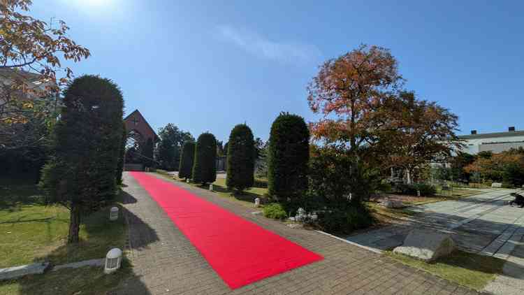 ガラスのチャペル前のレッドカーペットとガーデン