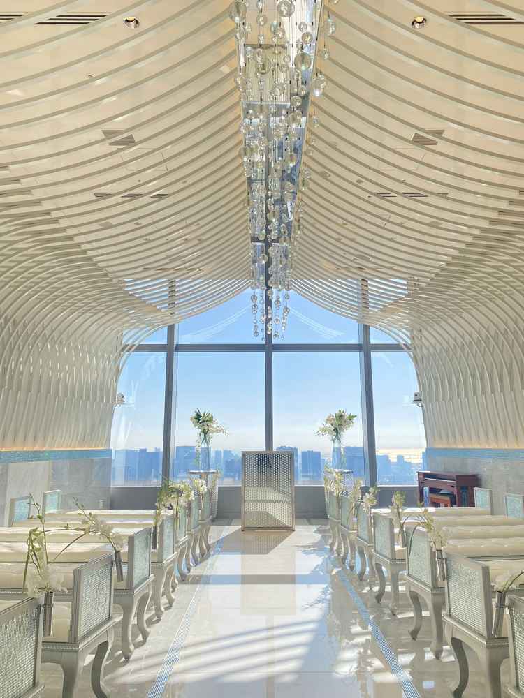 扉を開けた瞬間に広がる、真っ白なチャペル。