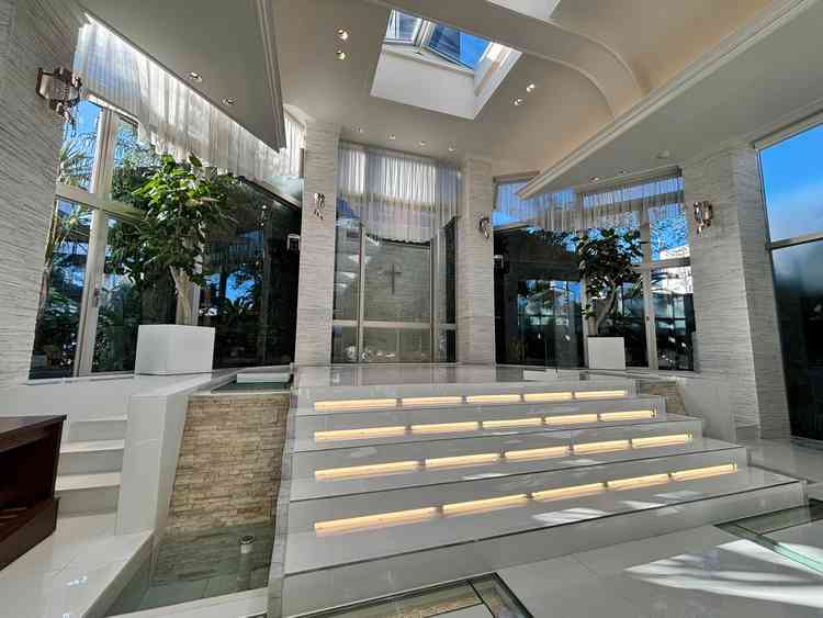 全方面がガラス張りで明るく、チャペル前方で水も流れていて自然を感じつつリラックスができる空間でした。