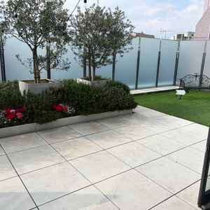 ゲスト控えではテラスもあり、正面には建物なし。