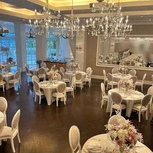 一つ目に見学した披露宴会場。ラブリーな印象の会場でやりたい場合はおすすめ。