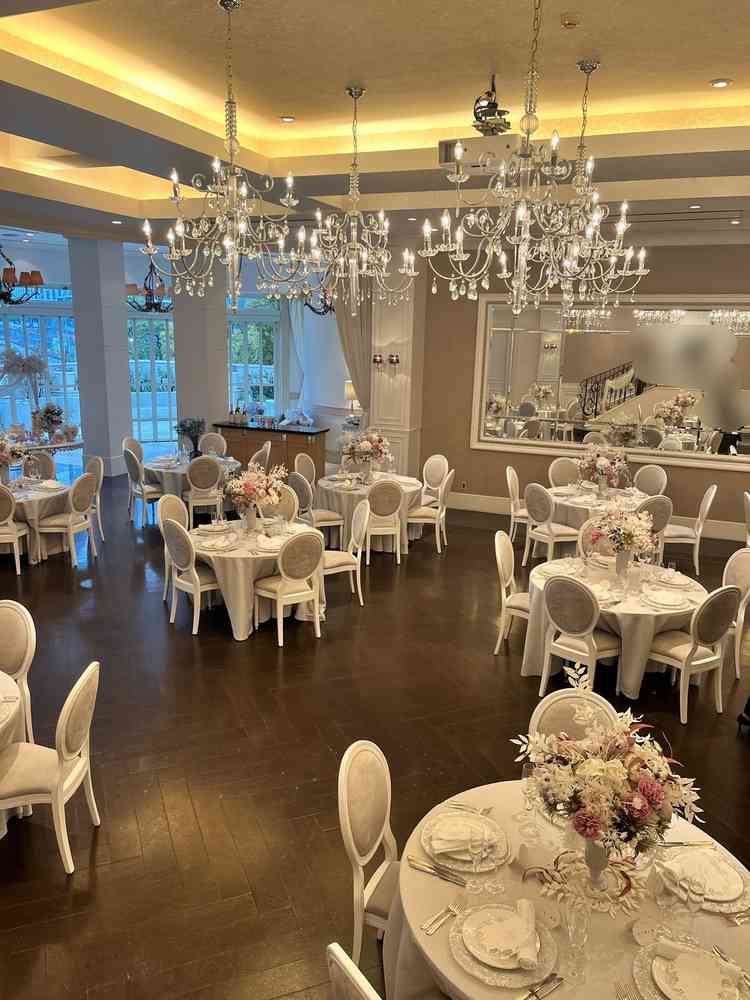 一つ目に見学した披露宴会場。ラブリーな印象の会場でやりたい場合はおすすめ。