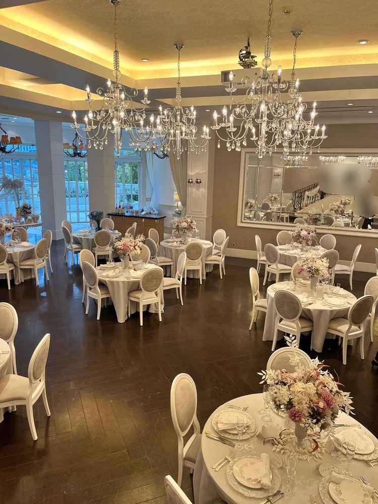 一つ目に見学した披露宴会場。ラブリーな印象の会場でやりたい場合はおすすめ。