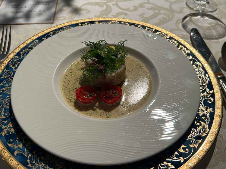 平目の料理、ソースがとても美味しくとてもあっていた。フォカッチャにソースをつけて食べても美味しかった