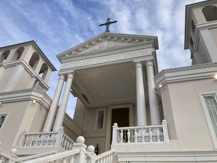 挙式場らしい洋風の外観で、非日常感のあるチャペルでした。フラワーシャワーも演出として参考になりました