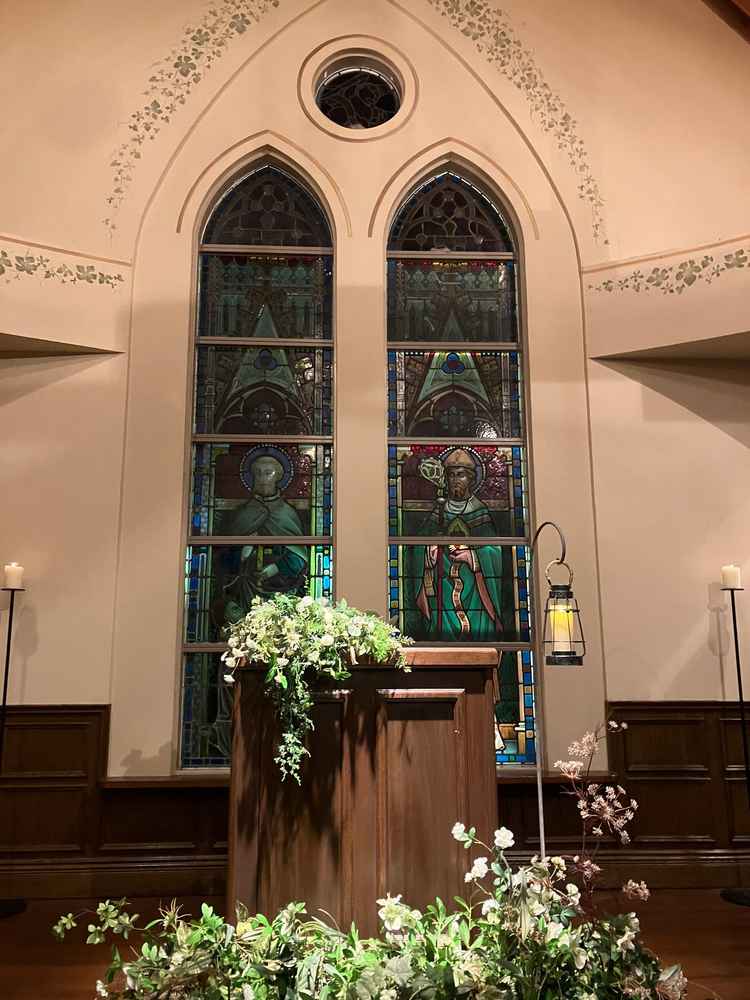 ステンドグラスがある挙式会場