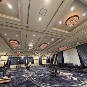 披露宴会場のひとつです。ピンクのシャンデリアがとても綺麗で可愛いです。かなり広く開放的です。