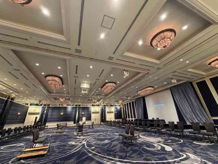 披露宴会場のひとつです。ピンクのシャンデリアがとても綺麗で可愛いです。かなり広く開放的です。