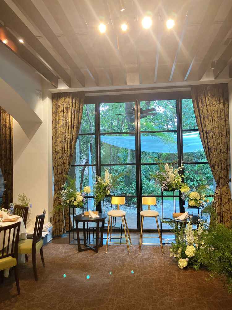 披露宴会場のお花の装飾はプロの方が一つ一つ作り上げてくださるとのこと。