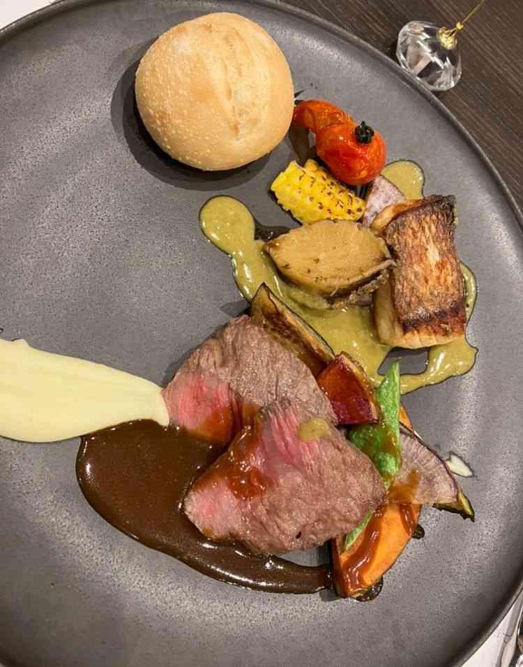 国産牛ロースのロティ&本日の鮮魚のソテー。お肉が柔らかかったです！