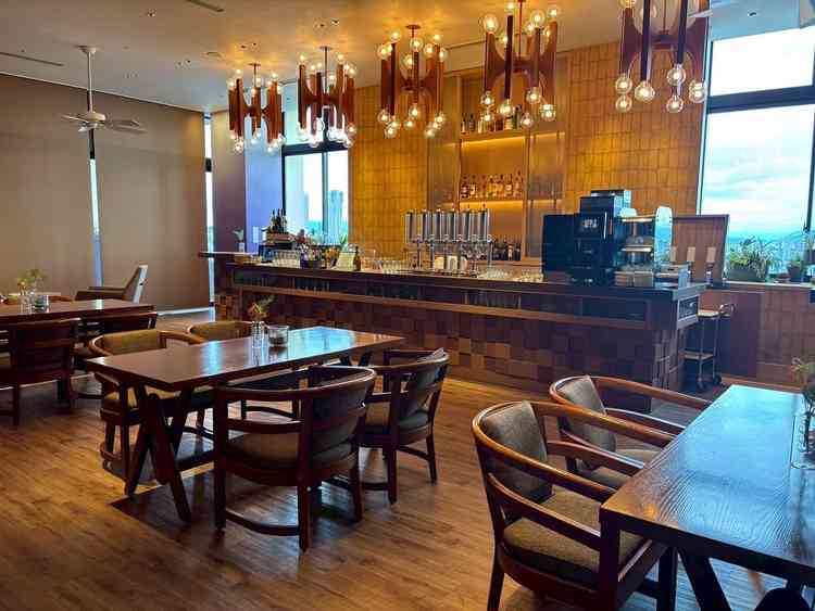 ゲストが楽しめるラウンジは雰囲気が良く飲み物も豊富でした。席数も多く挙式会場から近い場所でした。