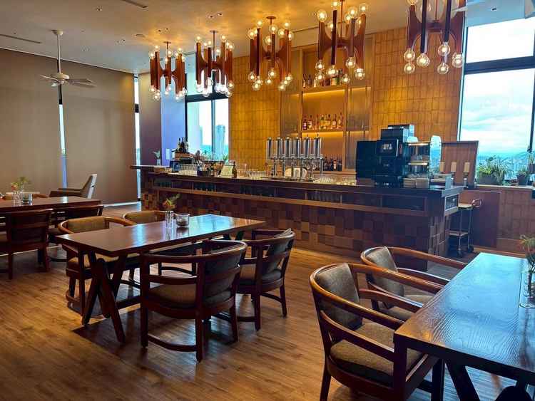 ゲストが楽しめるラウンジは雰囲気が良く飲み物も豊富でした。席数も多く挙式会場から近い場所でした。