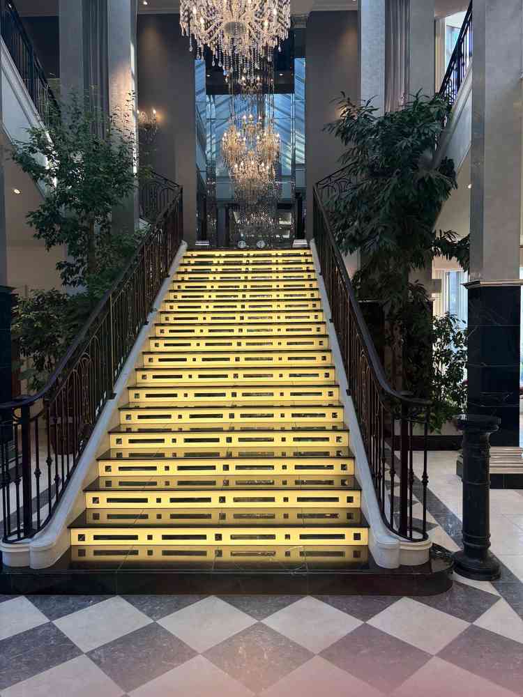 階段は写真以上にきらびやかで、実際はさらに魅力的でした。