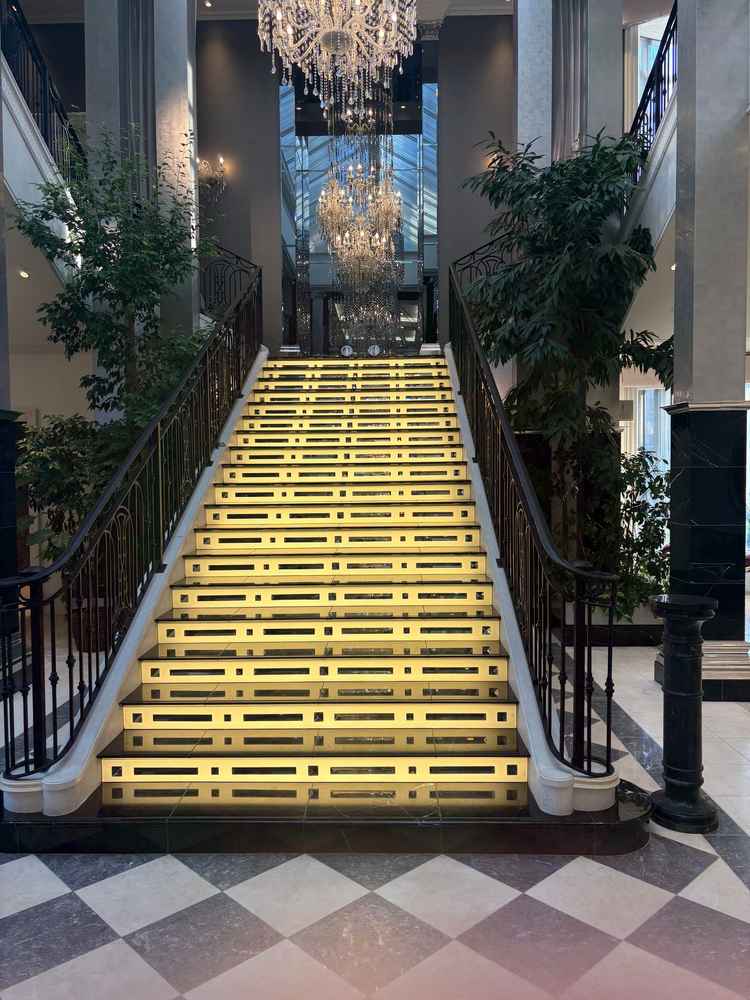 階段は写真以上にきらびやかで、実際はさらに魅力的でした。