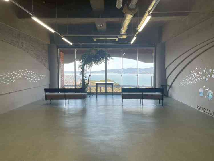 浜名湖が見えるドッグランの挙式会場。椅子の配置等、自由に設置可能。