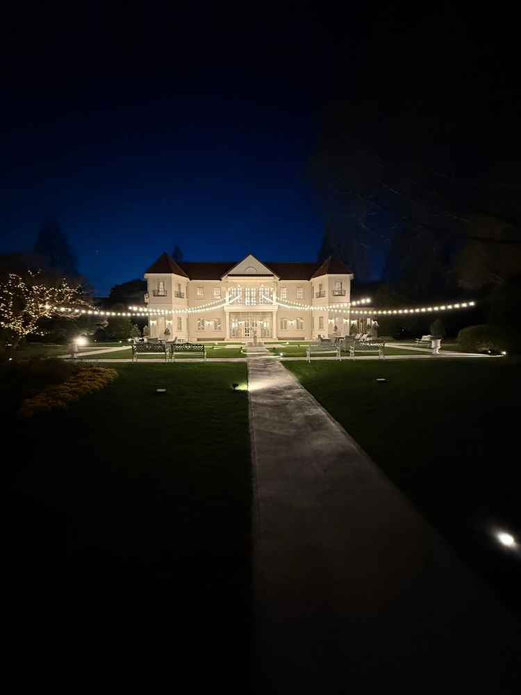 入り口から見た夜の式場の外観写真です。夜もロマンチックでとても良かった。