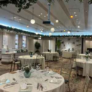 広い披露宴会場の他に約30名規模の披露宴会場もありました。アットホームな雰囲気が良いと思いました。