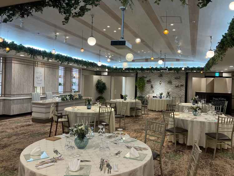 広い披露宴会場の他に約30名規模の披露宴会場もありました。アットホームな雰囲気が良いと思いました。