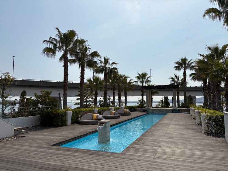 ガーデンのプールサイド　披露宴会場のすぐ横でこのスペースを長時間使えるのはいい