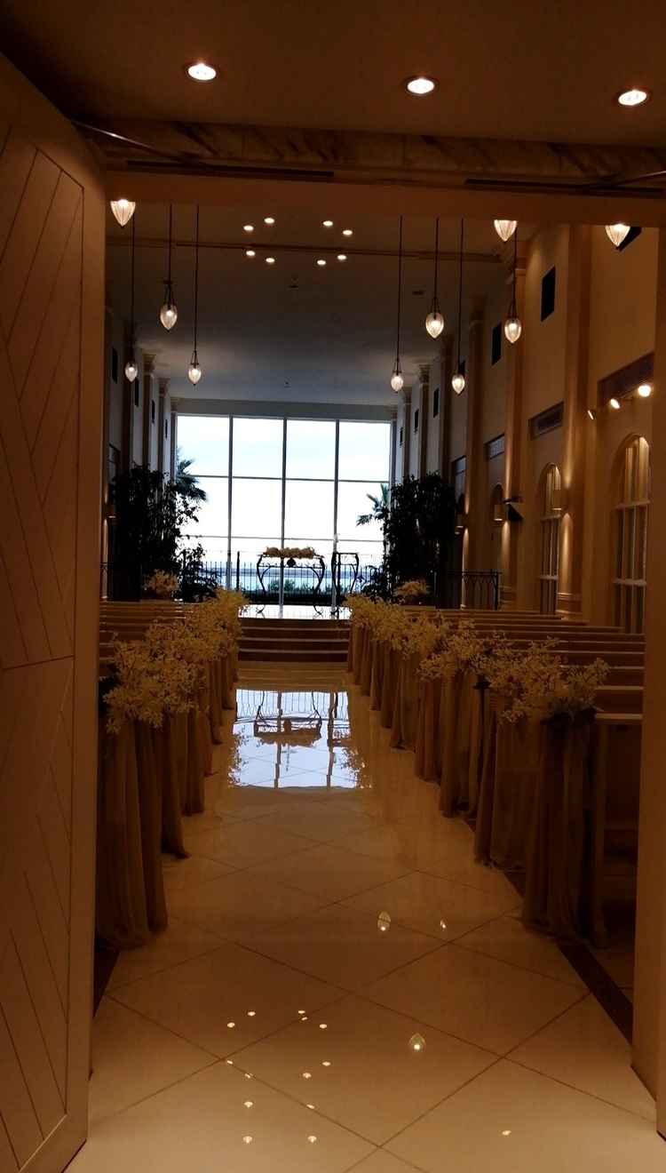 どの時間でも美しい自然光が差し込み、新郎新婦の姿が輝いて見える素敵なチャペルです。