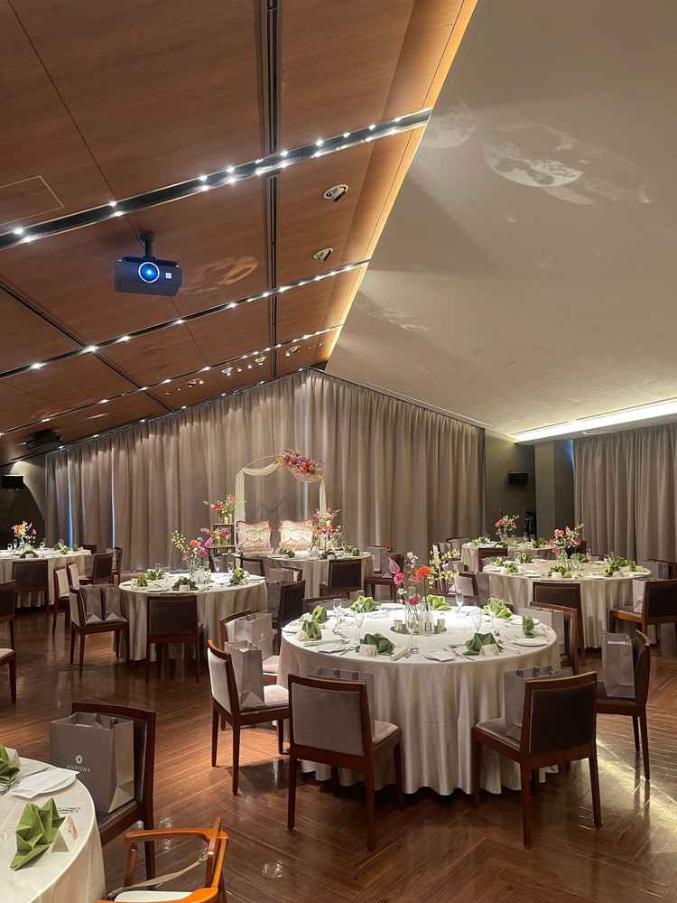 披露宴会場②ワイドスクリーンが印象的でした！