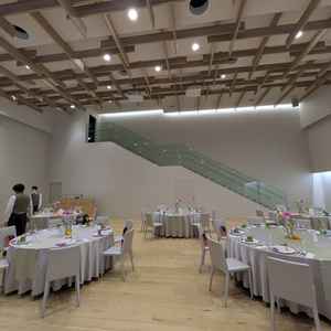 天井のデザインが印象的な披露宴会場