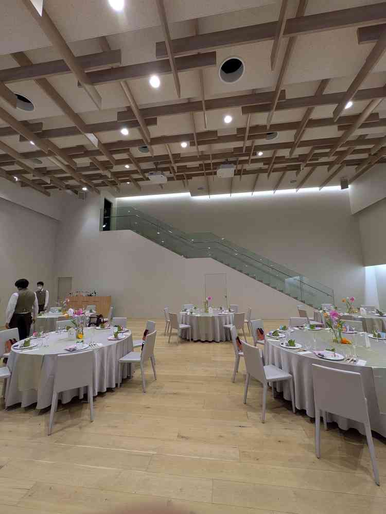 天井のデザインが印象的な披露宴会場