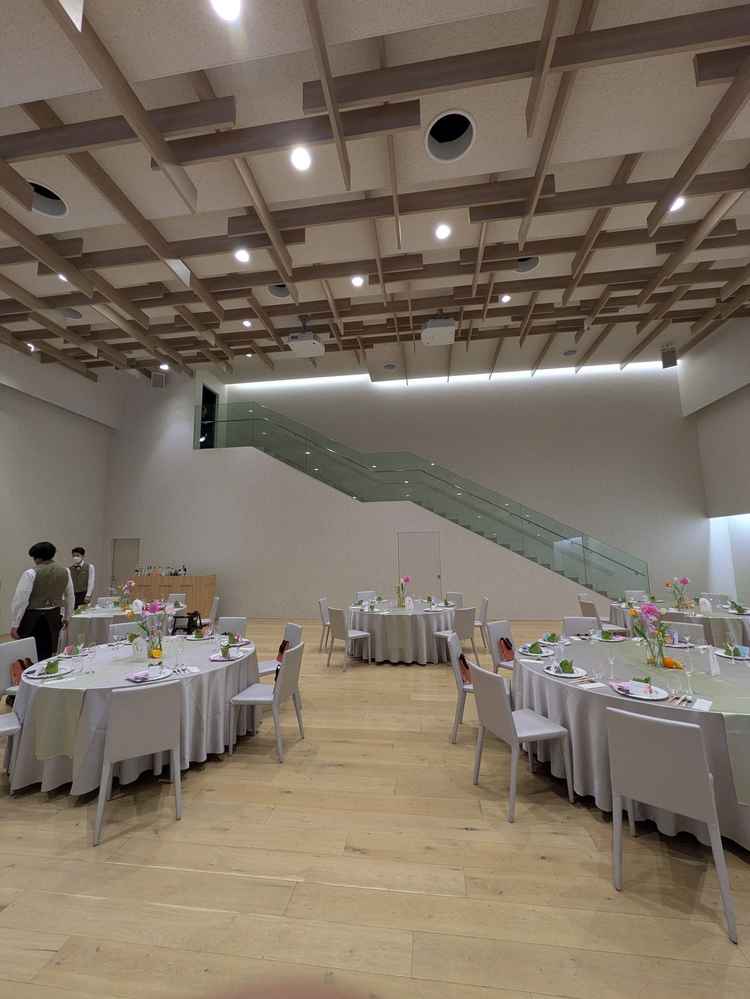 天井のデザインが印象的な披露宴会場