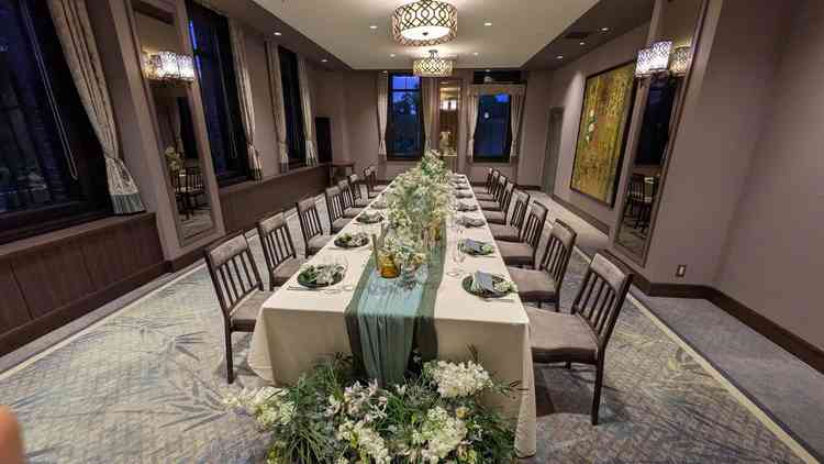 十名程度でも利用可能な会場です。長テーブルは新郎新婦とゲストの距離が近くアットホームな雰囲気です。